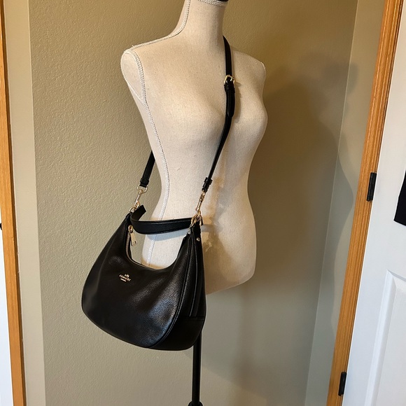 COACH East/West Harley Hobo Chalk Pebbled Leather. F38250. - Picture 12 of 12